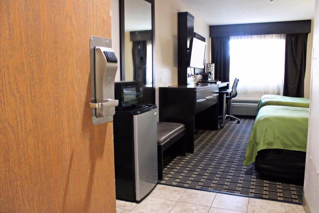 Quality Inn & Suites Detroit Metro Airport Ромулус Экстерьер фото